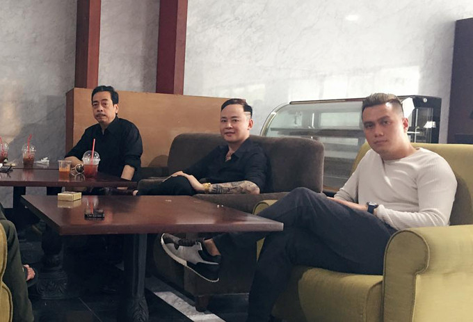 Diễn viên Tùng Dương chụp ảnh kỷniệm cùng "ông trùm" Hoàng Dũng và Việt Anh tại hậu trường. Diễn viên Tùng Dương chụp ảnh kry niệm cùng ông trùm Hoàng Dũng và Việt Anhtại hậu trường.