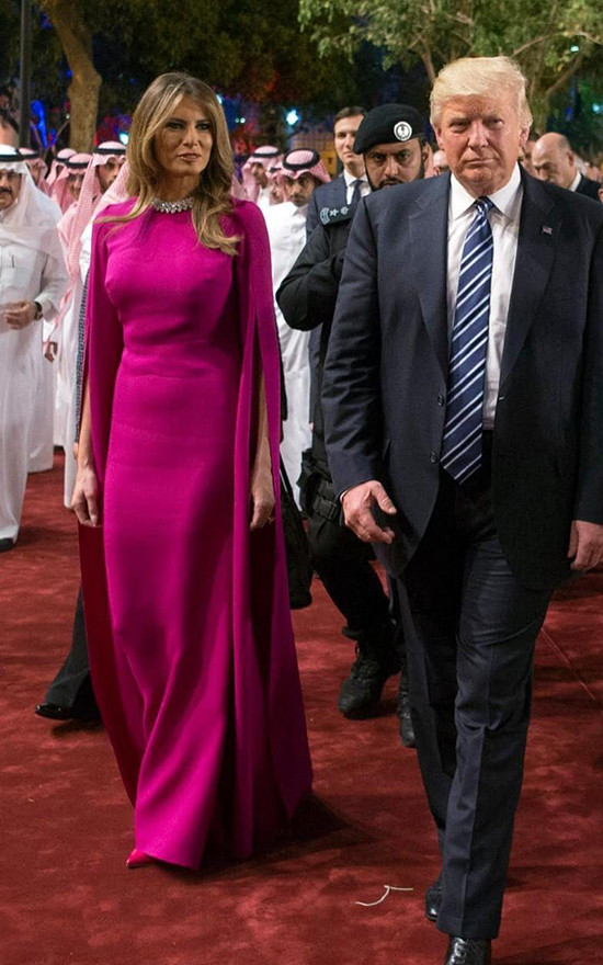 Trang phục hợp mốt mang thông điệp của Melania Trump ảnh 12 Trang phục hợp mốt mang thông điệp của Melania Trump