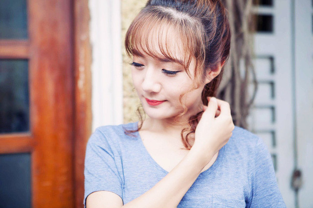 Vân Anh tiết lộ, ngày bé cô khá nhút nhát, ít nói và ngại giao tiếp với mọi người xung quanh. Để giúp cô bạo dạn hơn, bố mẹ đã đăng ký cho cô học hát và múa ở Cung thiếu nhi Hà Nội. Lần đầu tiên cô xuất hiện trên sân khấu và lên truyền hình là ở vai trò ca sĩ nhí chứ không phải MC.