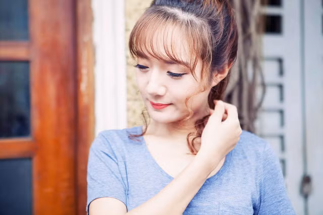 Vân Anh tiết lộ, ngày bé cô khá nhút nhát, ít nói và ngại giao tiếp với mọi người xung quanh. Để giúp cô bạo dạn hơn, bố mẹ đã đăng ký cho cô học hát và múa ở Cung thiếu nhi Hà Nội. Lần đầu tiên cô xuất hiện trên sân khấu và lên truyền hình là ở vai trò ca sĩ nhí chứ không phải MC.