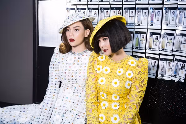 Hồ Ngọc Hà - Thanh Hằng lăng xê xu hướng make up cổ điển tại VIFW 2018 1