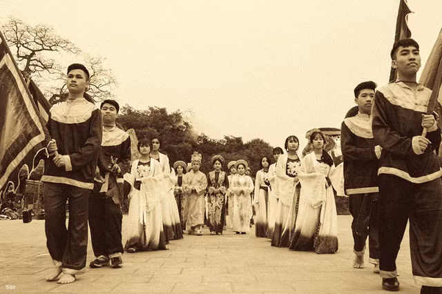 Độc đáo bộ ảnh kỷ yếu hóa thân vua chúa của học sinh chuyên Sử ảnh 3