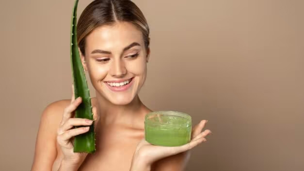 Nha đam là một loại kem dưỡng ẩm tự nhiên có thể giúp làm dịu da bị kích ứng. (Ảnh: ITN). Nha đam là một loại kem dưỡng ẩm tự nhiên có thể giúp làm dịu da bị kích ứng. (Ảnh: ITN).