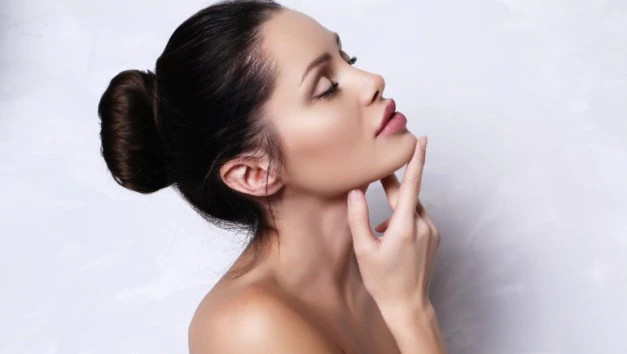 Bạn nên sử dụng các sản phẩm chăm sóc da dịu nhẹ và những sản phẩm có ghi “không chứa cồn” trên nhãn. (Ảnh: ITN). Bạn nên sử dụng các sản phẩm chăm sóc da dịu nhẹ và những sản phẩm có ghi “không chứa cồn” trên nhãn. (Ảnh: ITN).