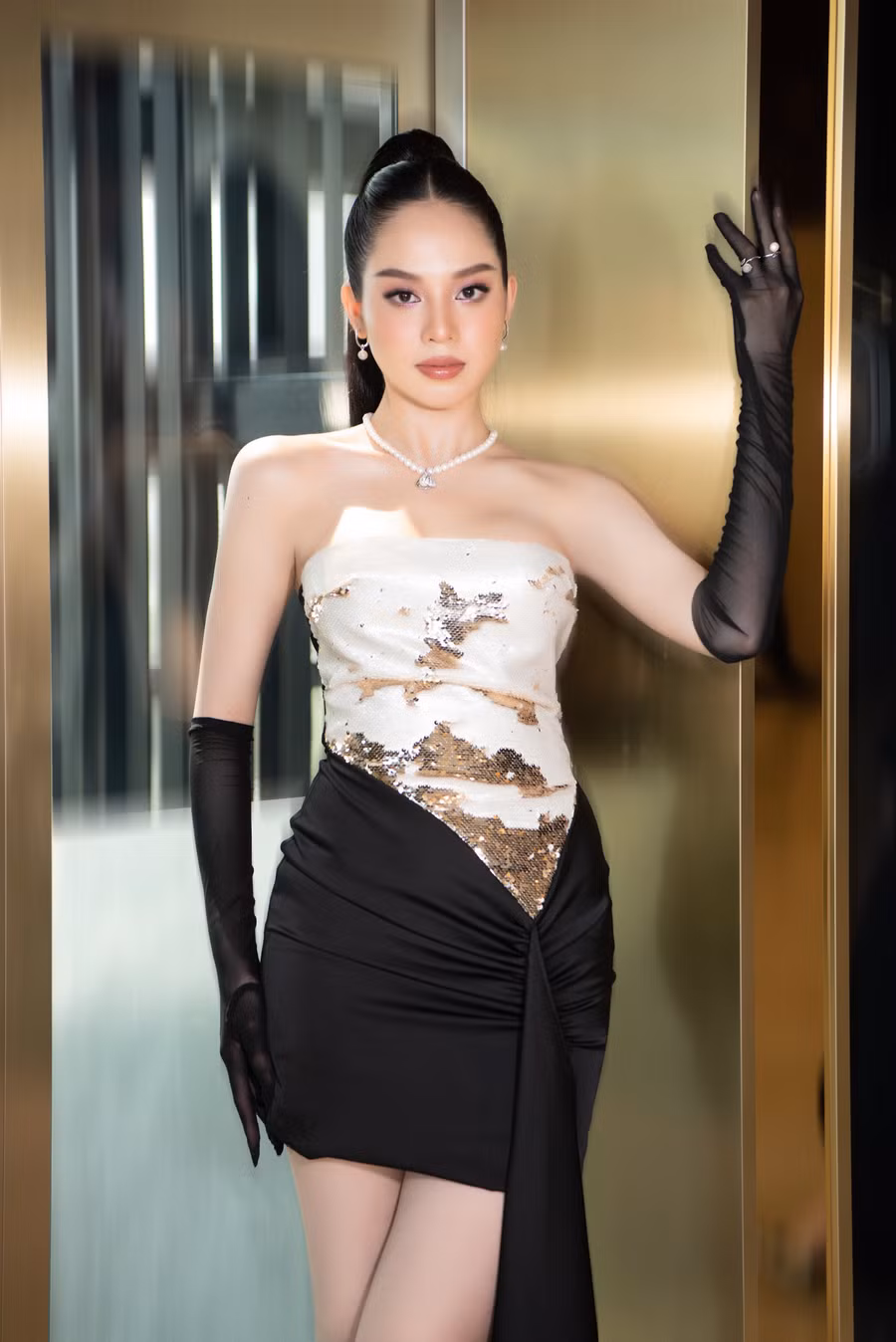 Điểm nhấn chính của trang phục chính là đôi găng tay đen xuyên thấu làm cho cô nàng nổi bật và đầy cuốn hút, đây là lần đầu tiên Thanh Thủy lựa chọn phong cách này.