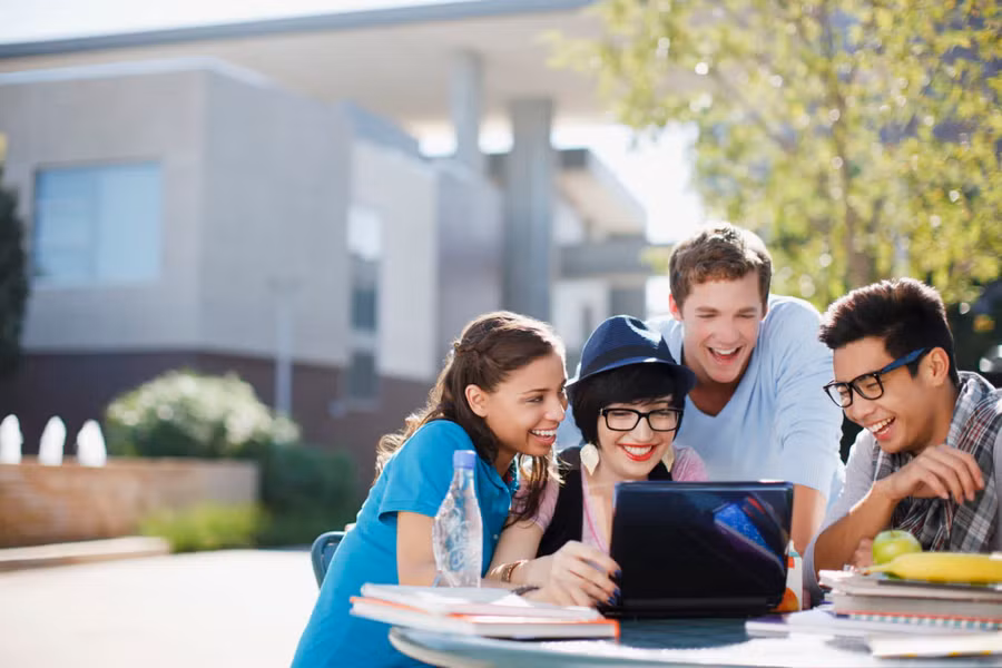 Nếu bạn luôn thấy mình là một người sáng tạo và chú ý đến từng chi tiết, thì ngành thiết kế có thể phù hợp với bạn. (Ảnh: ITN)