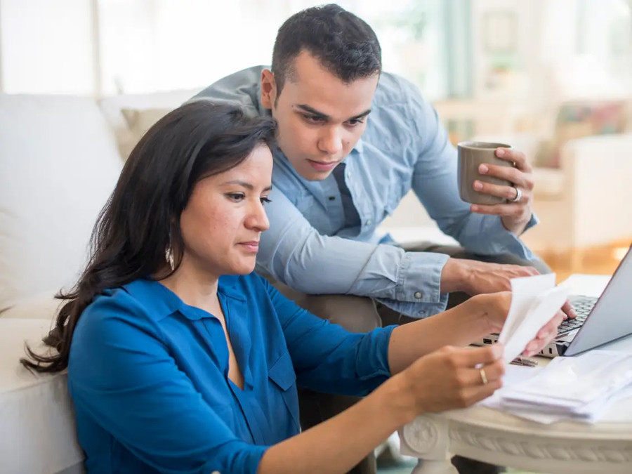 Giới chuyên gia khuyến khích các cặp vợ chồng tổ chức các cuộc họp giải trình trách nhiệm ngân sách hàng tháng. (Ảnh: ITN). Giới chuyên gia khuyến khích các cặp vợ chồng tổ chức các cuộc họp giải trình trách nhiệm ngân sách hàng tháng. (Ảnh: ITN).