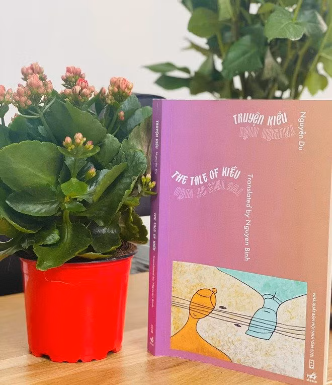 Truyện Kiều” song ngữ với bản dịch tiếng Anh của Nguyễn Bình cùng bản tiếng Việt của học giả Bùi Kỷ, tranh bìa của họa sĩ Lê Thiết Cương