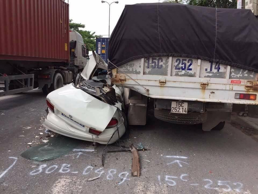 Chiếc xe ô tô 4 chỗ biển xanh bị biến dạng hoàn toàn, ảnh: Facebook