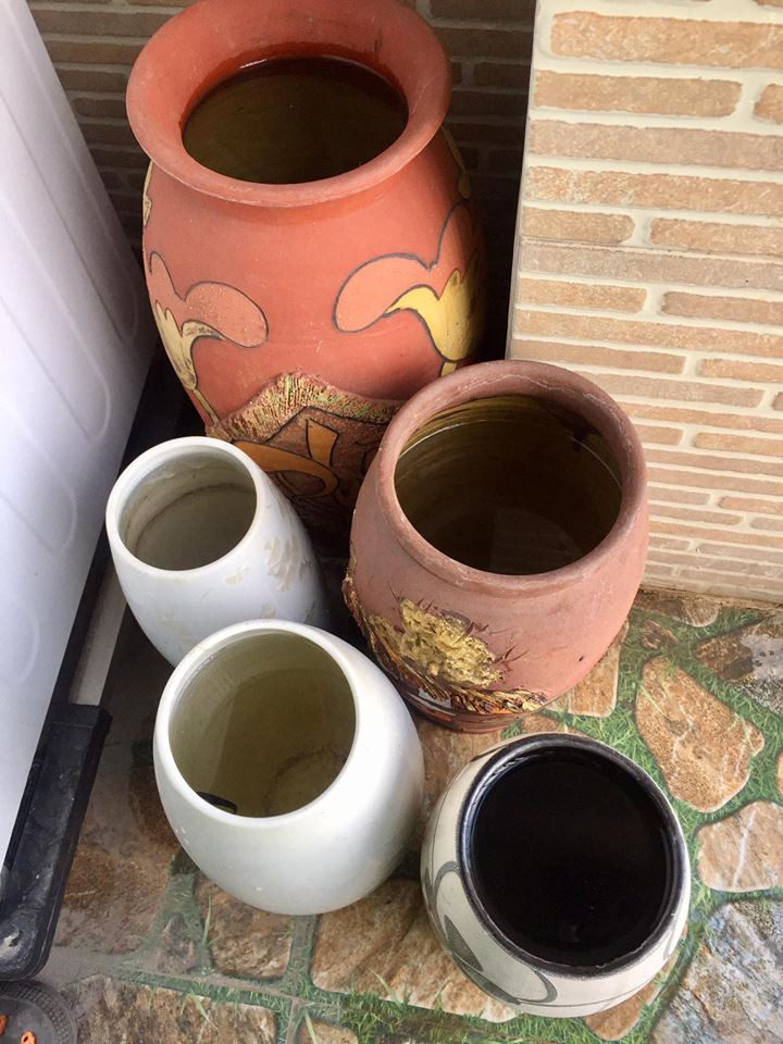 Chứa nước bằng các vật dụng. Từ xô chậu, đến lọ hoa. Chứa nước bằng các vật dụng. Từ xô chậu, đến lọ hoa.