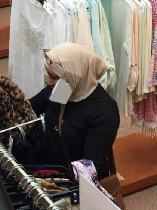 Cách để vừa shopping vừa tám chuyện điện thoại.