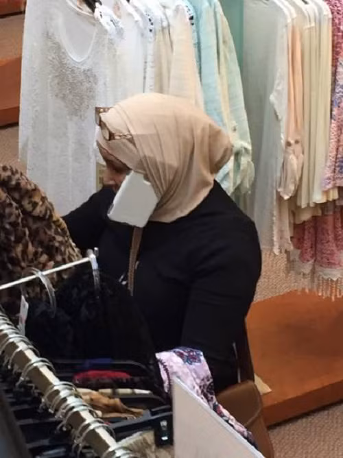 Cách để vừa shopping vừa tám chuyện điện thoại.