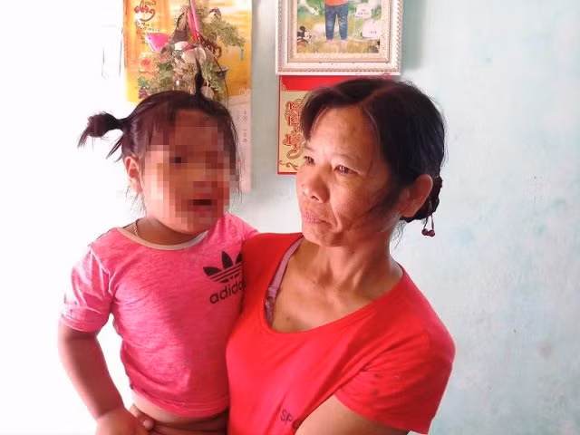 Cháu N.T.H.Y. và bà nội. Ảnh: Dân Việt.