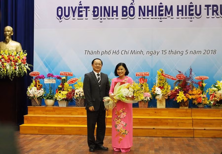 PGS TS Huỳnh Thành Đạt – Giám đốc ĐH Quốc gia TPHCM trao quyết định bổ nhiệm Hiệu trưởng cho PGS.TS Ngô Thị Phương Lan