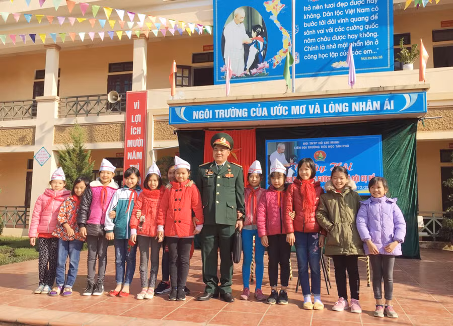 "Hoa đẹp bên sông"