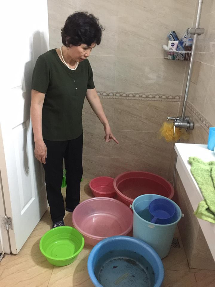 Sau khi lọc qua chiếc tất trẻ em, nước “sạch” kinh hoàng như thế này đây (căn 2309 CT2) Sau khi lọc qua chiếc tất trẻ em, nước “sạch” kinh hoàng như thế này đây (căn 2309 CT2)