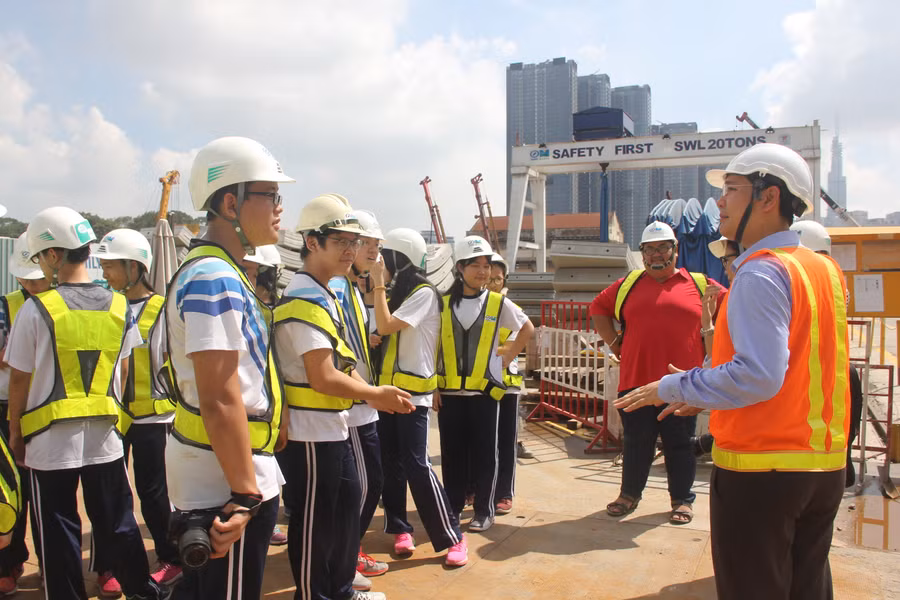 Học sinh trải nghiệm tại... công trường metro