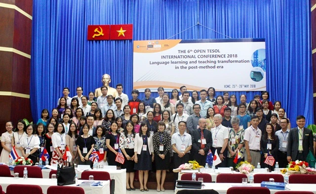 Các chuyên gia, đại biểu chụp ảnh kỉ niệm tại hội thảo Open TESOL 2018