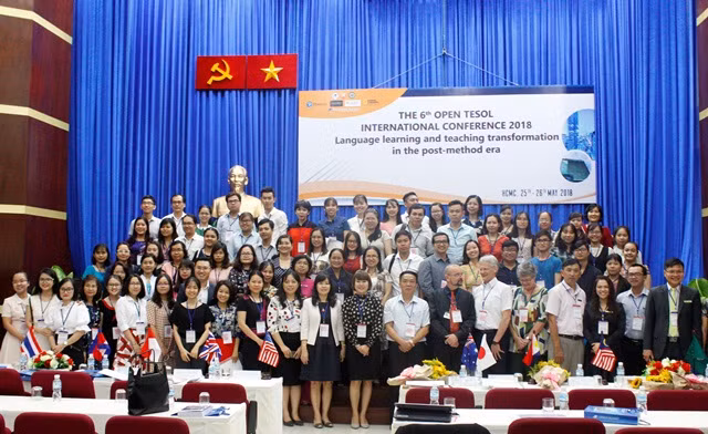 Các chuyên gia, đại biểu chụp ảnh kỉ niệm tại hội thảo Open TESOL 2018