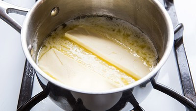 Cho bơ vào nồi nhỏ, đun ở lửa vừa.