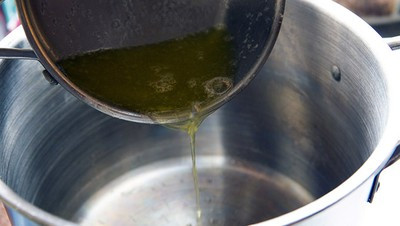 Dùng một nồi lòng sâu, đế dày, có nắp để làm bắp rang bơ. Cho bơ vào nồi rồi bắc lên bếp ở lửa vừa và đảm bảo là đã nóng đều thì trút ngô vào, đảo đều rồi lập tức đậy nắp.