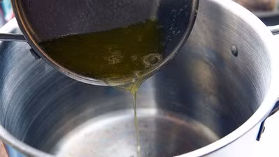 Dùng một nồi lòng sâu, đế dày, có nắp để làm bắp rang bơ. Cho bơ vào nồi rồi bắc lên bếp ở lửa vừa và đảm bảo là đã nóng đều thì trút ngô vào, đảo đều rồi lập tức đậy nắp.