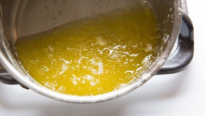 Lúc này bạn hãy đặt nồi nghiêng, bơ sẽ dần chuyển màu vàng trong rất đẹp! Bạn đã tách sữa béo trong bơ thành công rồi đó! Bây giờ chuyển đến công đoạn nổ bắp thôi!