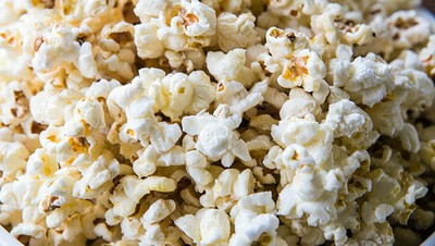 Khi đã nghe tiếng nổ bùm bụp của bắp thì bạn cho lửa nhỏ nhưng vẫn đậy nắp nhé! Cứ giữ như vậy cho đến khi không còn nghe tiếng nổ nữa thì tắt lửa. Cuối cùng, lấy bắp ra và thưởng thức thôi nào! Nếu không dùng hết bạn nhớ cất bắp trong hộp hoặc túi thật kín nhé.