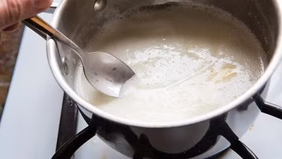 Khi bơ bắt đầu sôi thì lớp bọt sẽ nổi lên, với một chiếc muỗng lớn, các bạn gạt sạch lớp bọt đi nhé!