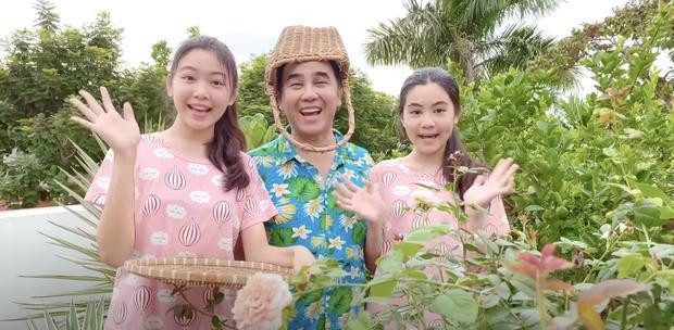 Quyền Linh luôn dành thời gian vui vẻ bên các con, dạy dỗ và bầu bạn cùng các con Quyền Linh luôn dành thời gian vui vẻ bên các con, dạy dỗ và bầu bạn cùng các con