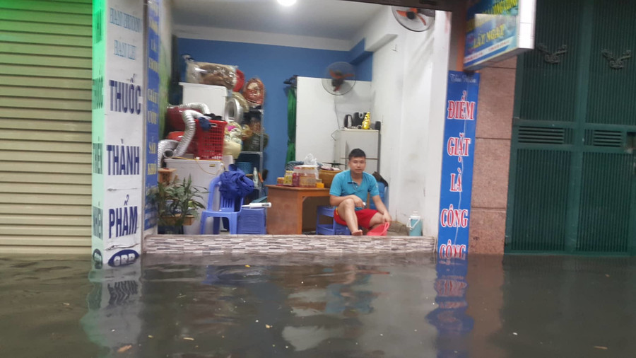 Hà Nội mưa lớn sáng 30/4, xe máy bơi trong biển nước