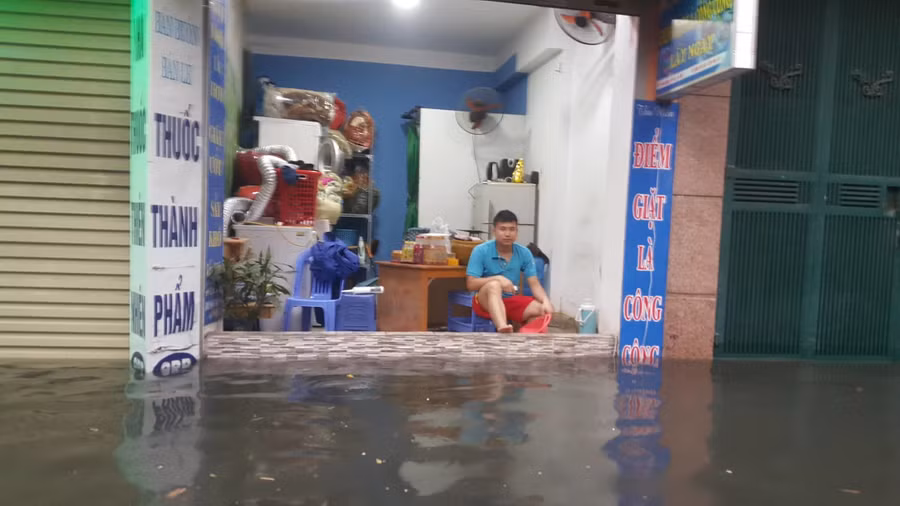 Hà Nội mưa lớn sáng 30/4, xe máy bơi trong biển nước