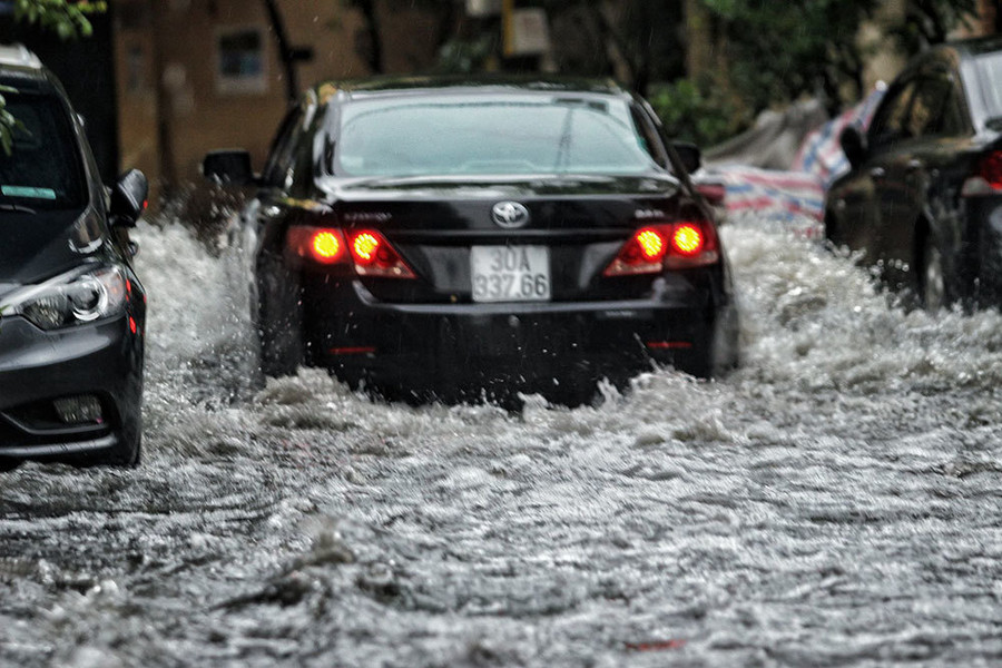 Hà Nội mưa lớn sáng 30/4, xe máy bơi trong biển nước
