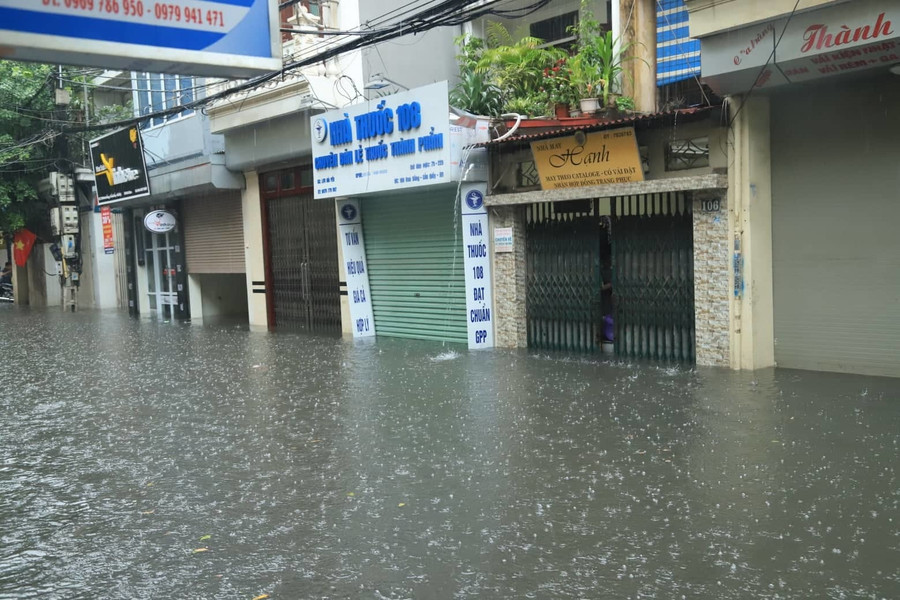 Hà Nội mưa lớn sáng 30/4, xe máy bơi trong biển nước