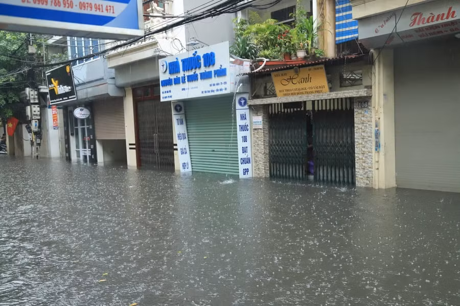 Hà Nội mưa lớn sáng 30/4, xe máy bơi trong biển nước