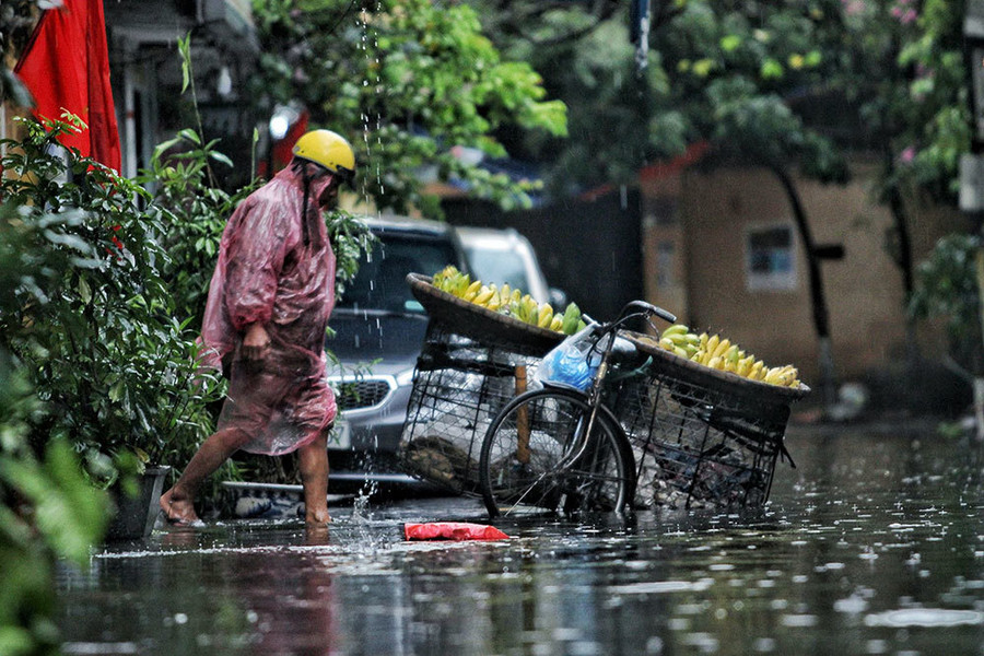 Hà Nội mưa lớn sáng 30/4, xe máy bơi trong biển nước