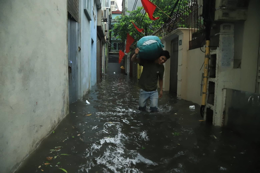 Hà Nội mưa lớn sáng 30/4, xe máy bơi trong biển nước