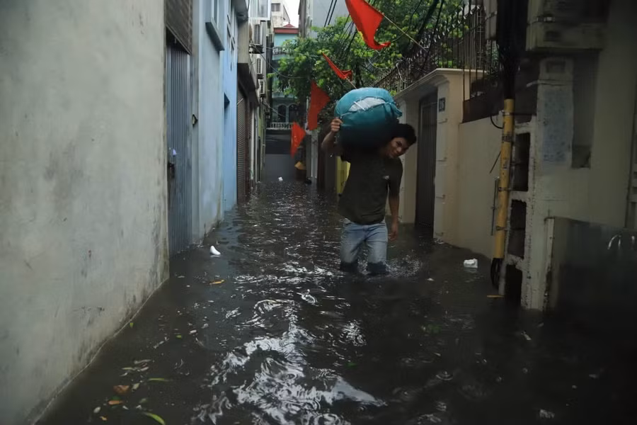 Hà Nội mưa lớn sáng 30/4, xe máy bơi trong biển nước