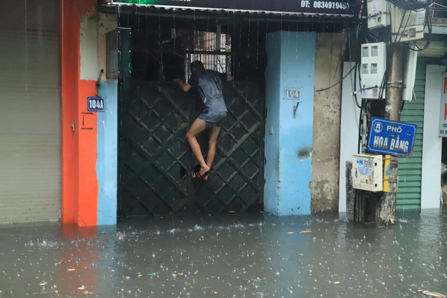 Hà Nội mưa lớn sáng 30/4, xe máy bơi trong biển nước