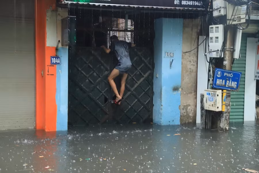 Hà Nội mưa lớn sáng 30/4, xe máy bơi trong biển nước