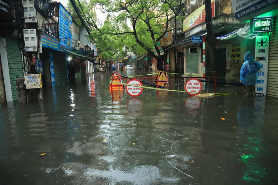 Hà Nội mưa lớn sáng 30/4, xe máy bơi trong biển nước