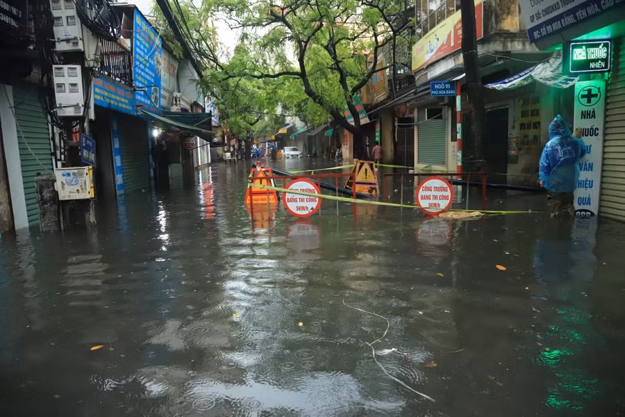 Hà Nội mưa lớn sáng 30/4, xe máy bơi trong biển nước