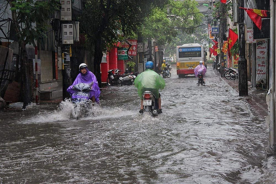 Hà Nội mưa lớn sáng 30/4, xe máy bơi trong biển nước