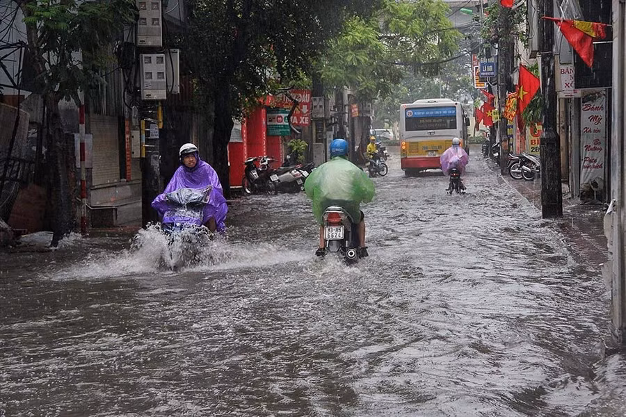 Hà Nội mưa lớn sáng 30/4, xe máy bơi trong biển nước
