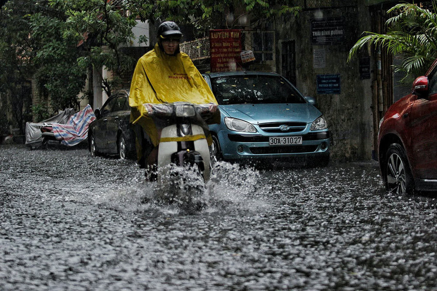 Hà Nội mưa lớn sáng 30/4, xe máy bơi trong biển nước
