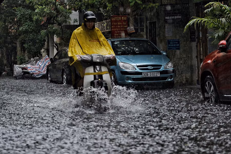 Hà Nội mưa lớn sáng 30/4, xe máy bơi trong biển nước