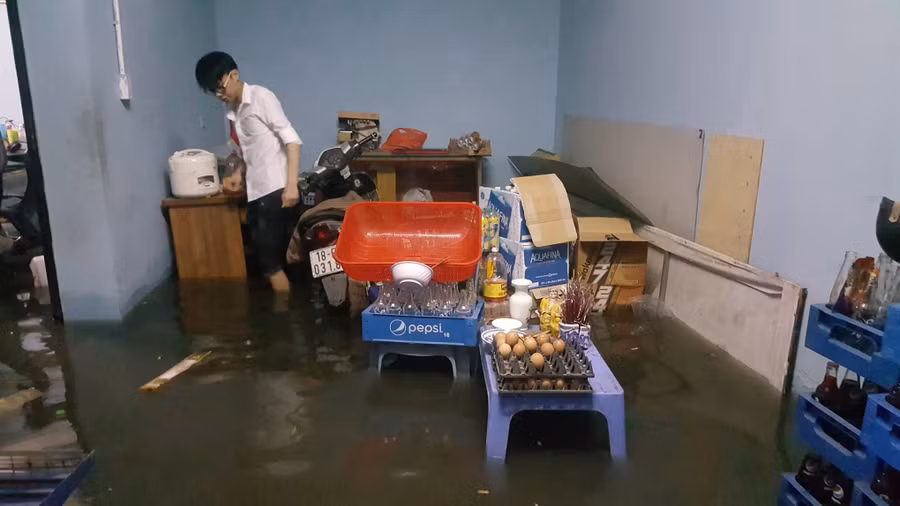 Hà Nội mưa lớn sáng 30/4, xe máy bơi trong biển nước