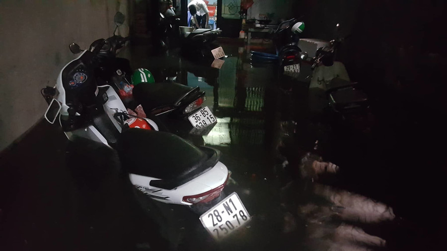 Hà Nội mưa lớn sáng 30/4, xe máy bơi trong biển nước