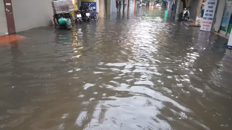 Hà Nội mưa lớn sáng 30/4, xe máy bơi trong biển nước