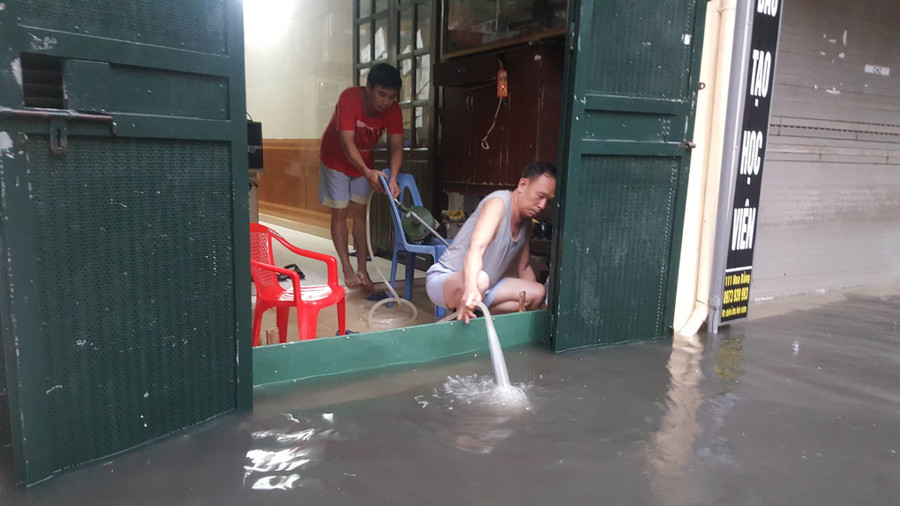 Hà Nội mưa lớn sáng 30/4, xe máy bơi trong biển nước